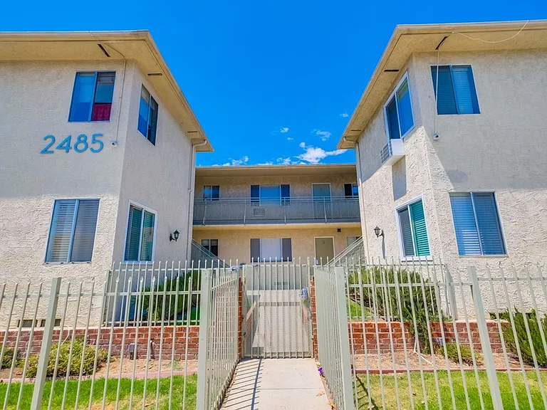 Classic Courtyard Building on Venice Blvd Secure, Convenient, Pet-Friendly — Photo 1