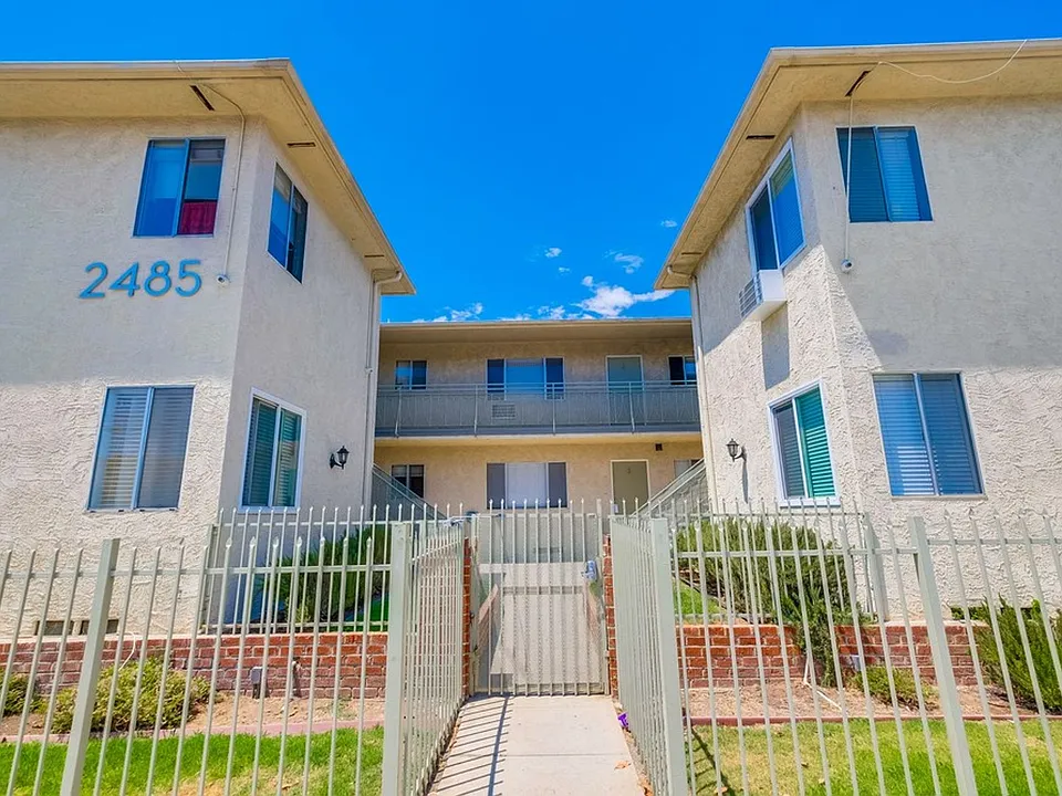 Classic Courtyard Building on Venice Blvd Secure, Convenient, Pet-Friendly