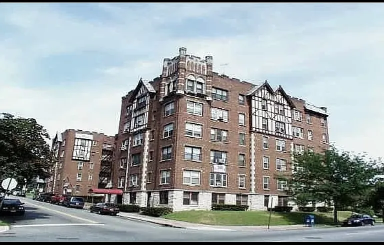 Tudor Court — Photo 1