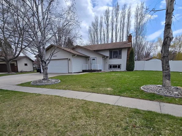 1831 Prairie Ln S, Fargo, ND 58103