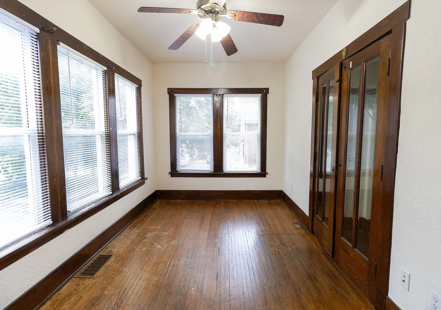 6 Bedroom Home Close to Campus! — Photo 4