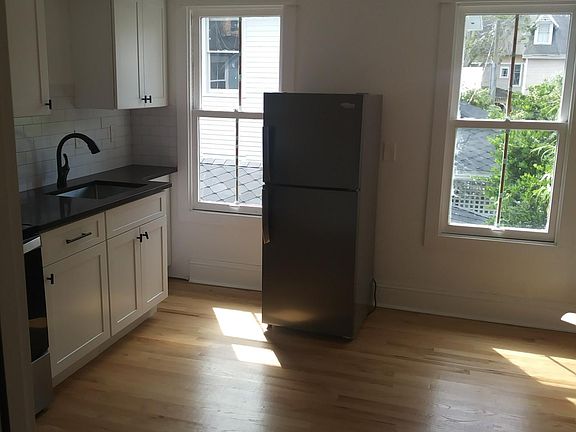3rd image of 260 Saint George St APT 9