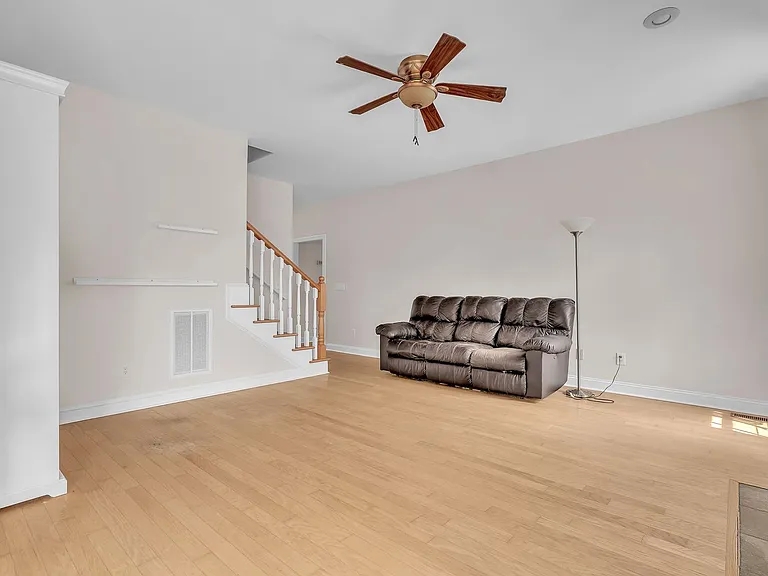 210 Raven Ridge Ct — Photo 3