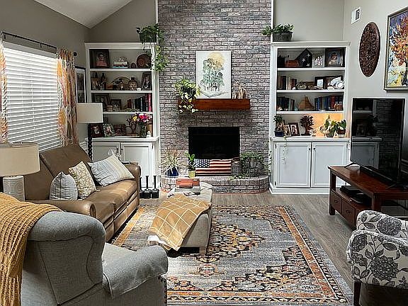 3rd image of 305 Kennerly Way