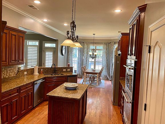 5th image of 120 Lone Oak Dr