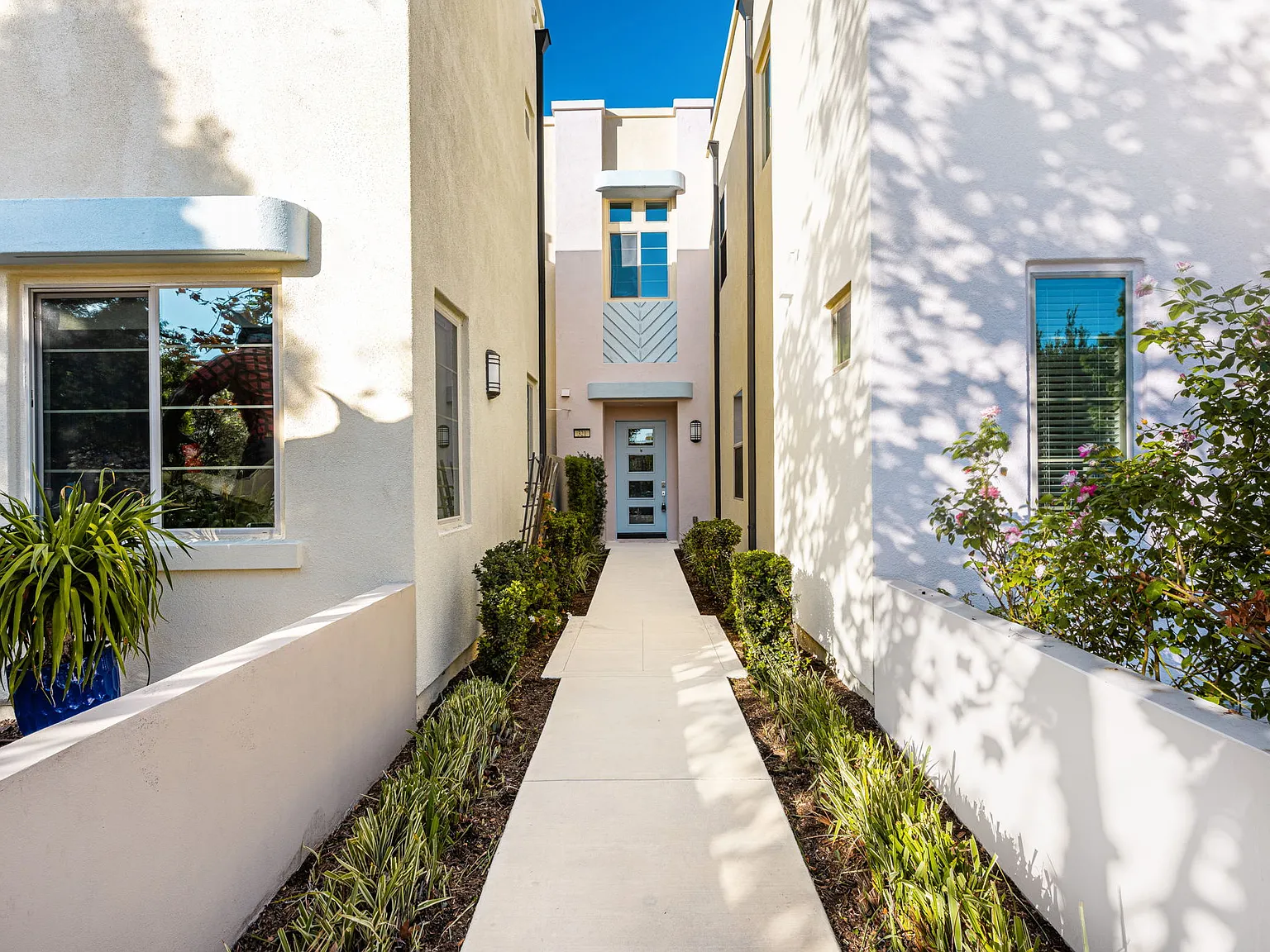 3 bed, 1986 sqft, $5,250 — Photo 2