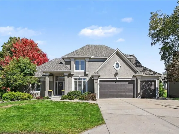 8121 Park View Dr, Parkville, MO 64152