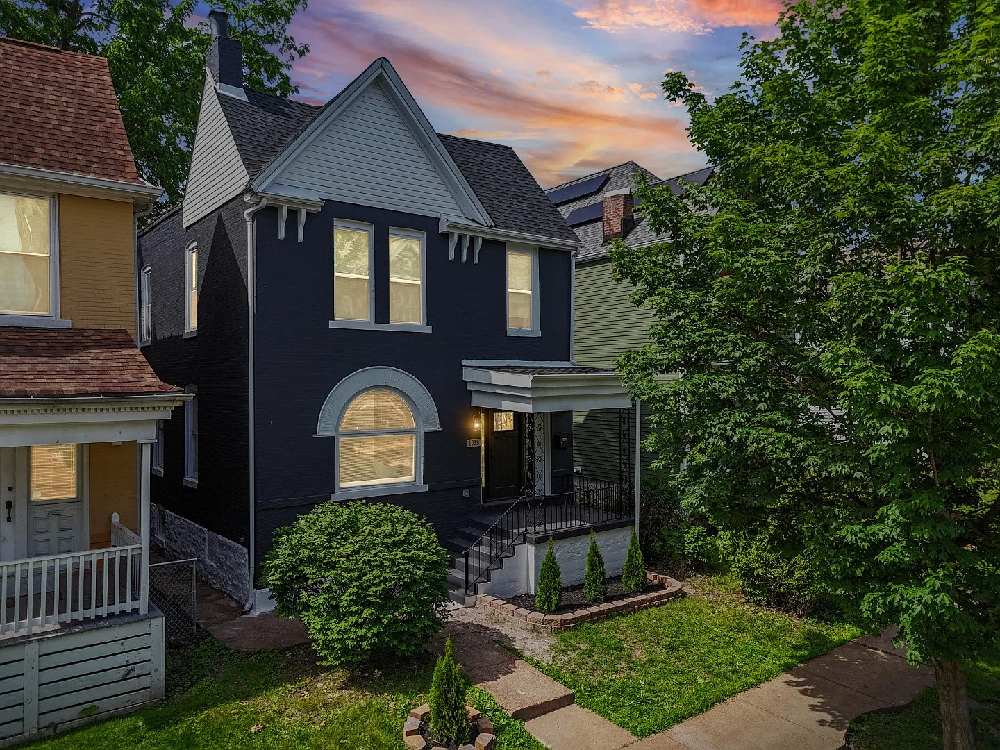 Stylish 4-Bed Home with Deck, Porch & Private Patio in St. Louis In-Unit Laundry & Utilities Incl... — Photo 1