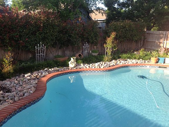 Low maintenance pool