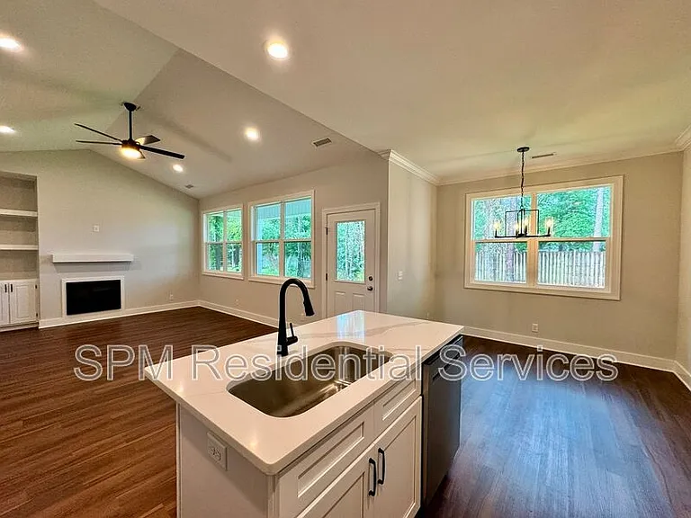 1121 Echo Dr NE — Photo 8