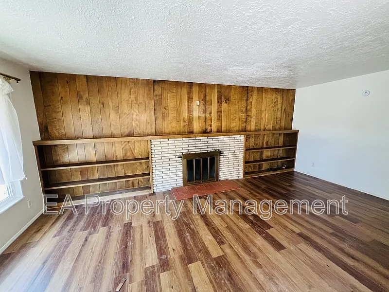 4 bed, 2.0 bath, 2071 sqft, $2,150 — Photo 2