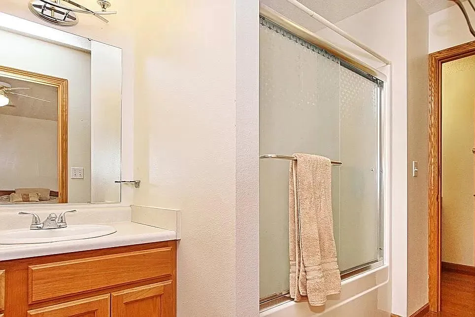 2820 Irving Ave — Photo 2