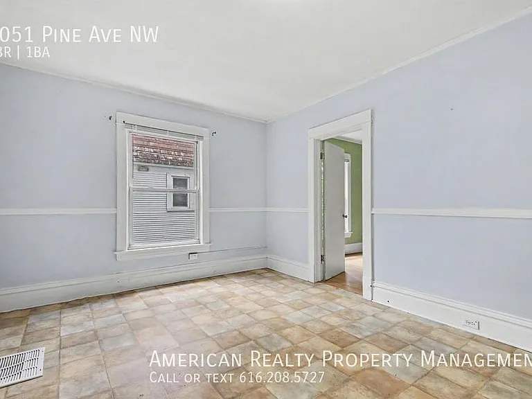 1051 Pine Ave NW — Photo 5