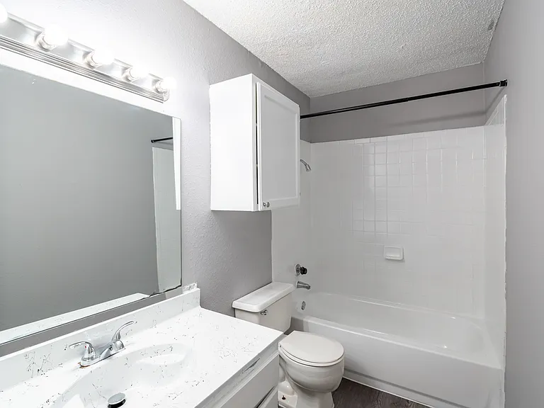 La Prada Place Apartments — Photo 30