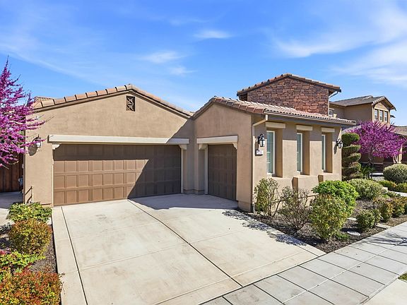 3rd image of 215 E Cara Ct