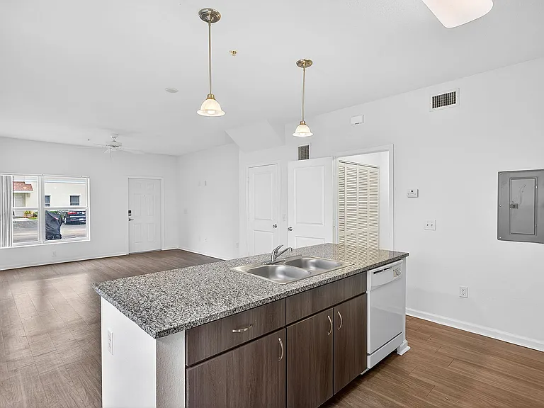 Mirage Bay Apartments — Photo 43