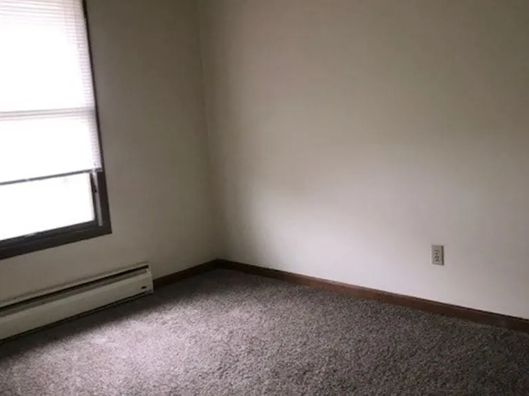 555 W Mill St — Photo 5