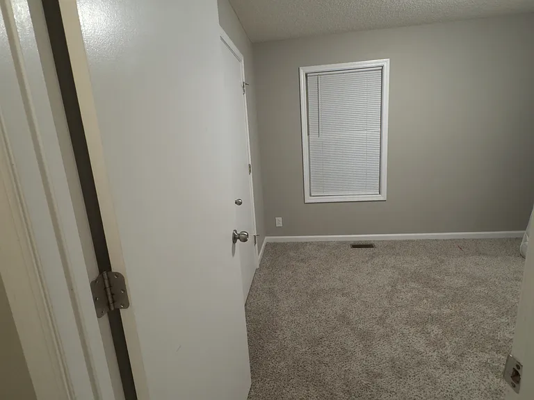 100 Waterford Dr — Photo 5