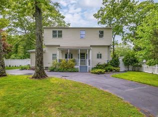 3 Loretta Ct, Coram, NY 11727