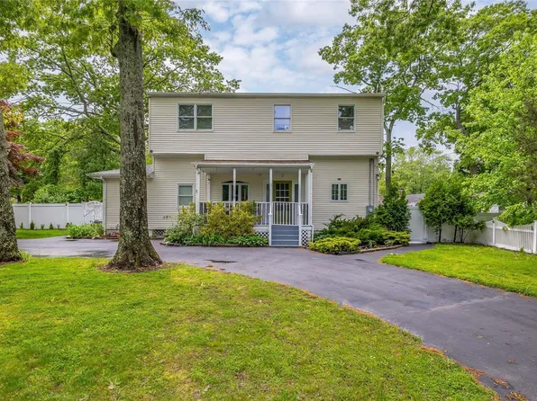 3 Loretta Court, Coram, NY 11727