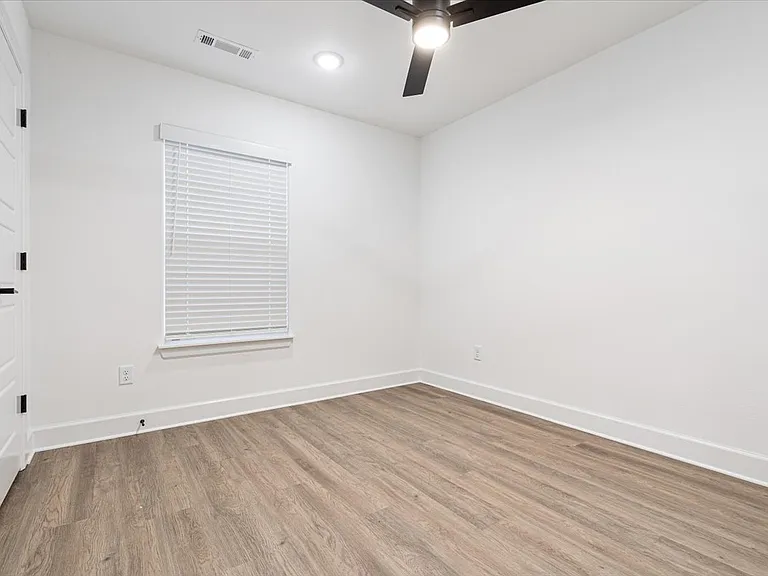 1040 Monarch Rd — Photo 14