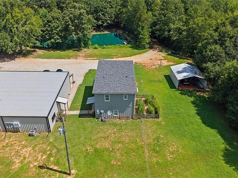 221 Columbus Dr — Photo 44