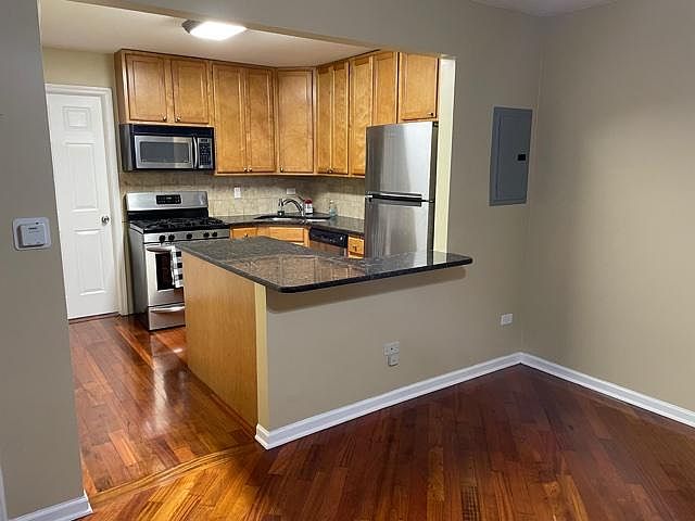 1st image of 2530 W Foster Ave APT 102