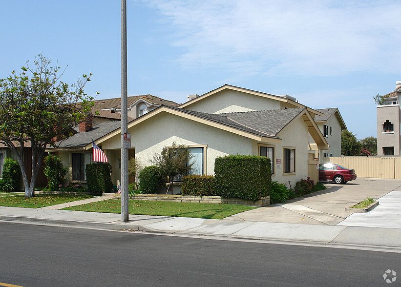 16901 Sims Lane HB with parking and one car garage.