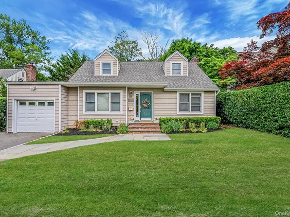 10 Radcliff Boulevard, Glen Head, NY 11545