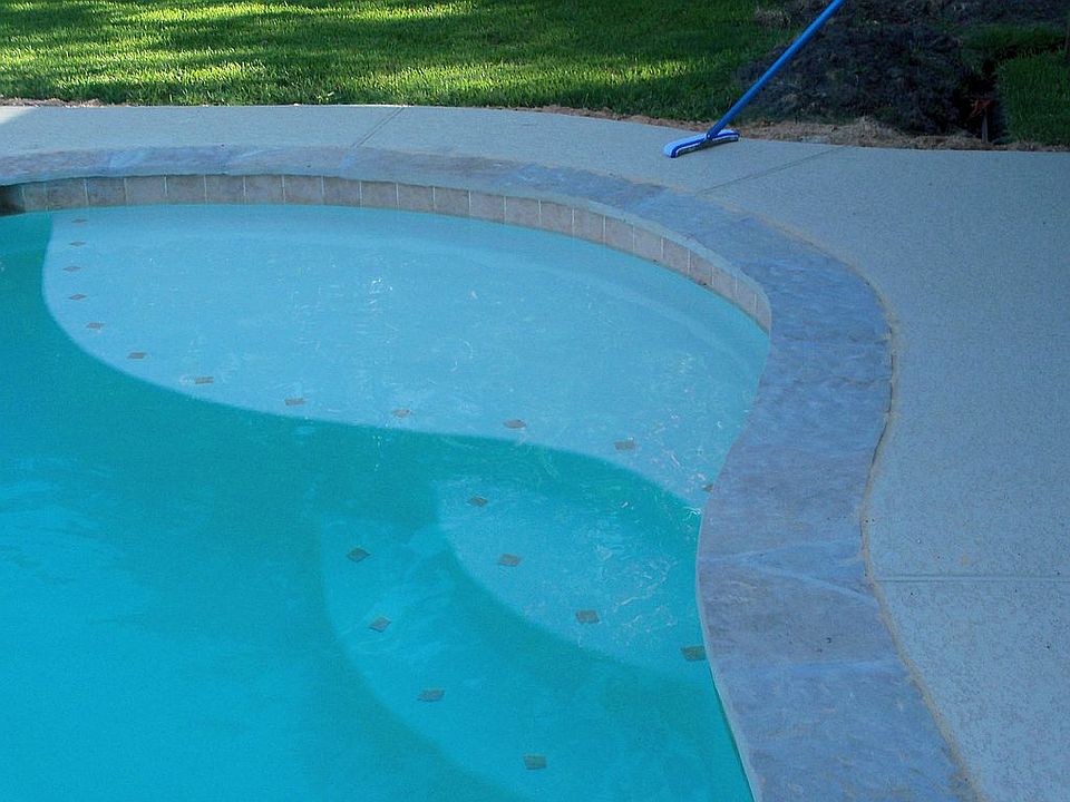 Swimming Pool with Tanning Ledge