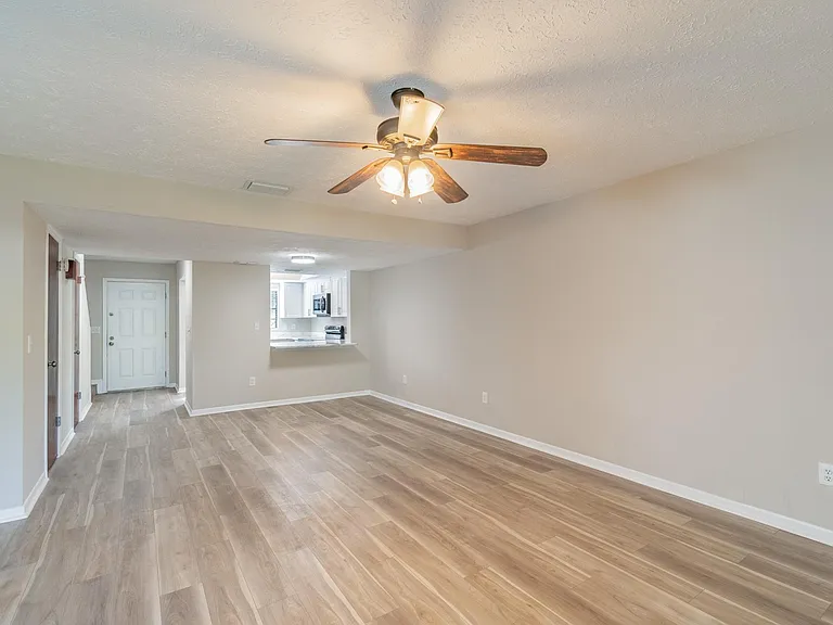 2419 W Stroud Ave #B — Photo 7