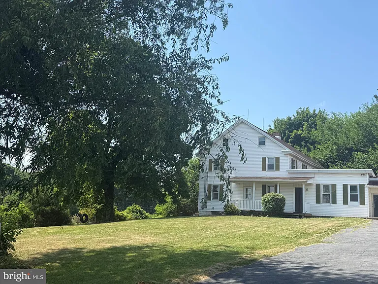 1001 School House Ln — Photo 1