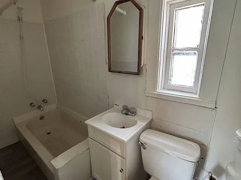 2121 W Brown St — Photo 3