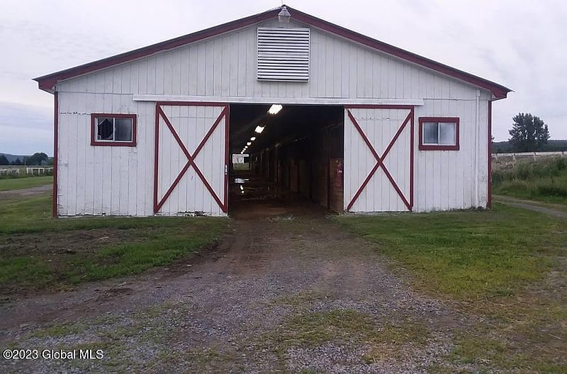 4th image of 944 Eaton Corners Road