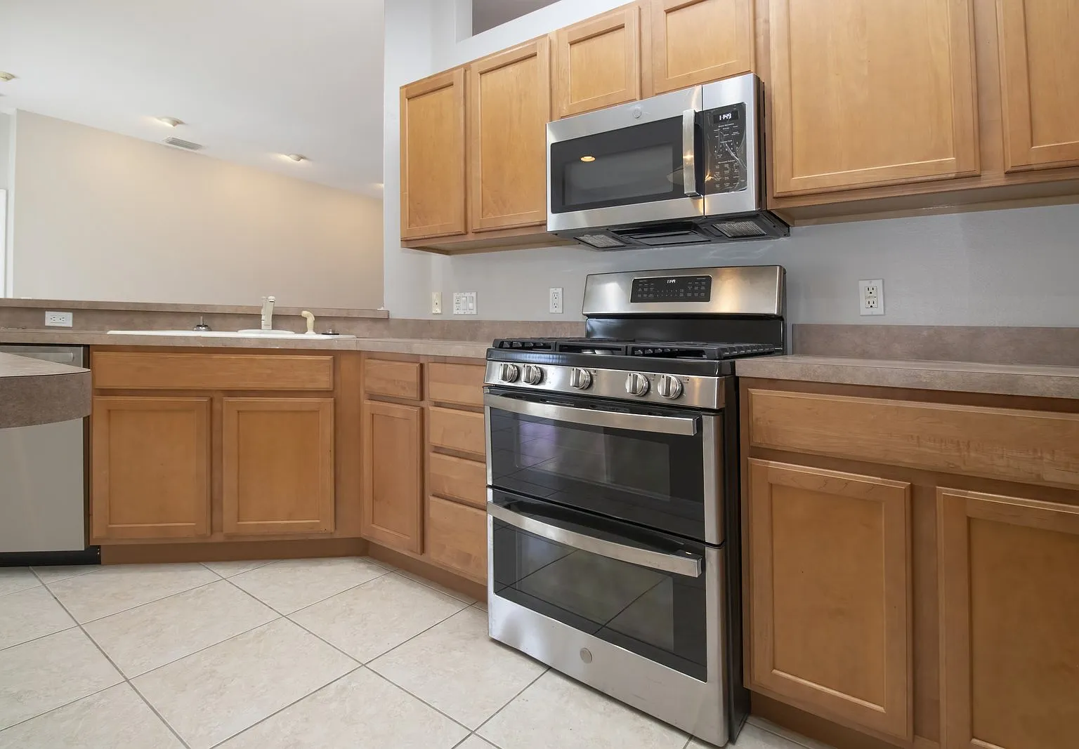 4 bed, 2.0 bath, 2073 sqft, $3,300 — Photo 4