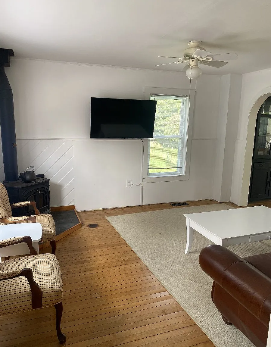 3 bed, 1.5 bath, 1288 sqft, $1,990 — Photo 2