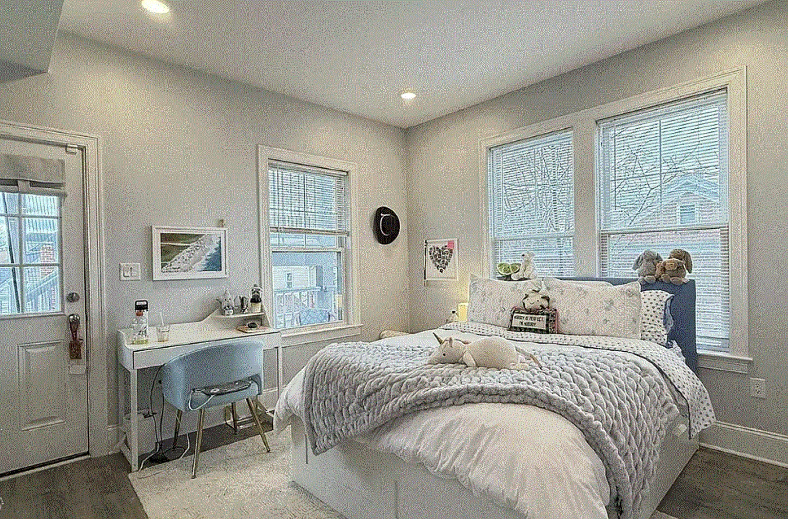 Charming 4 Bedroom-No Broker Fee — Photo 3