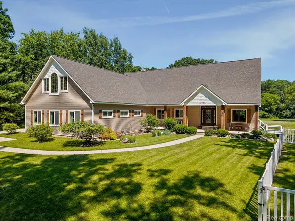8250 Rattalee Lake Rd, Clarkston, MI 48348