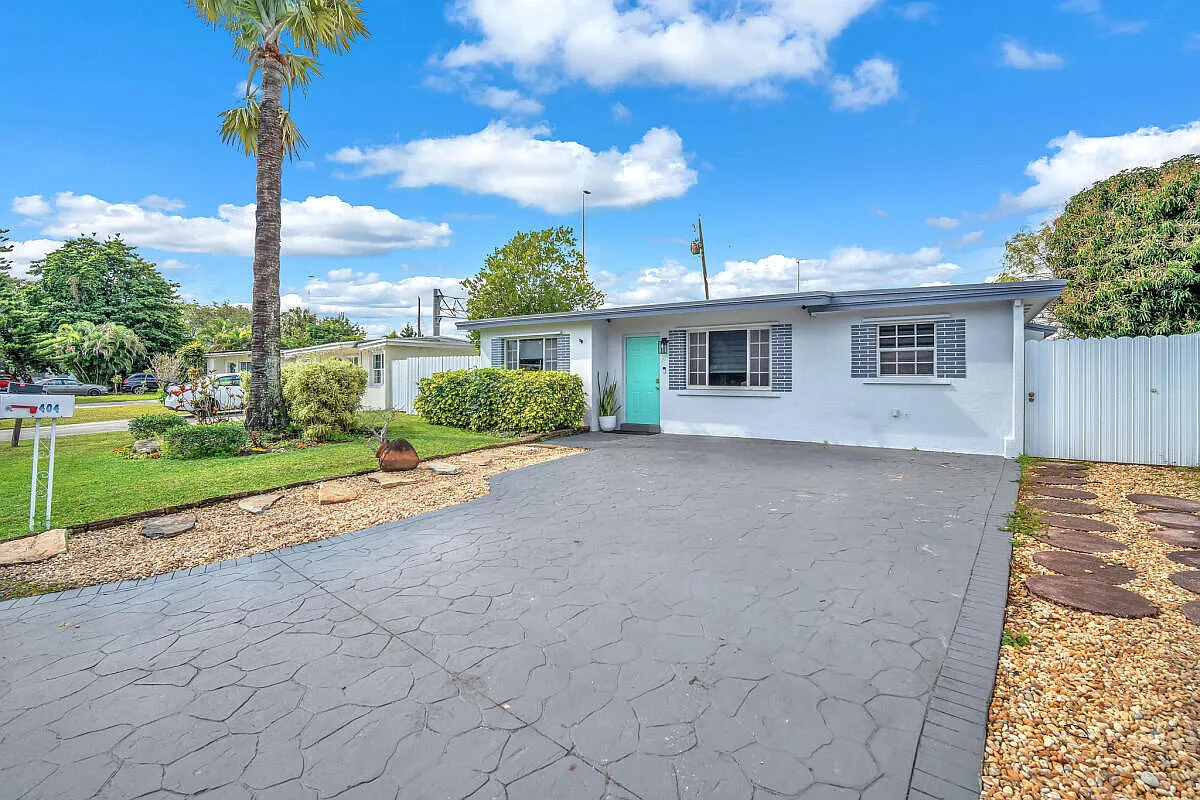 3 bed, 2.0 bath, 838 sqft, $3,600 — Photo 1