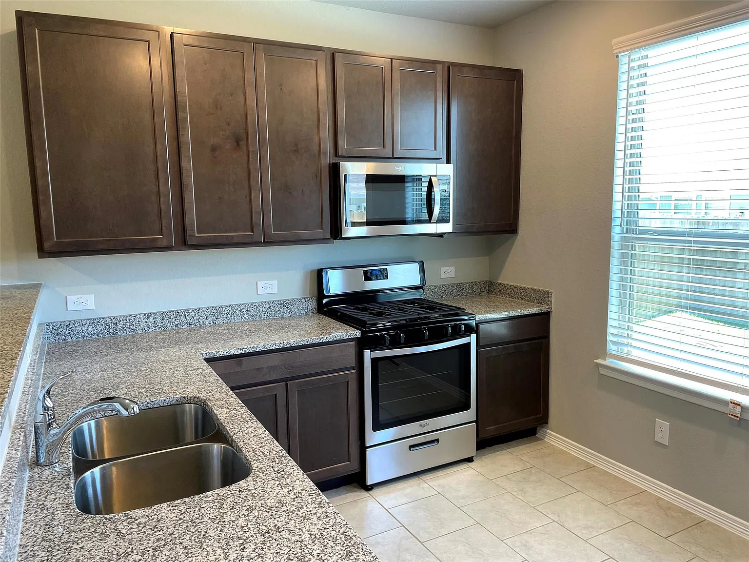 4 bed, 2.5 bath, 2074 sqft, $2,100 — Photo 4