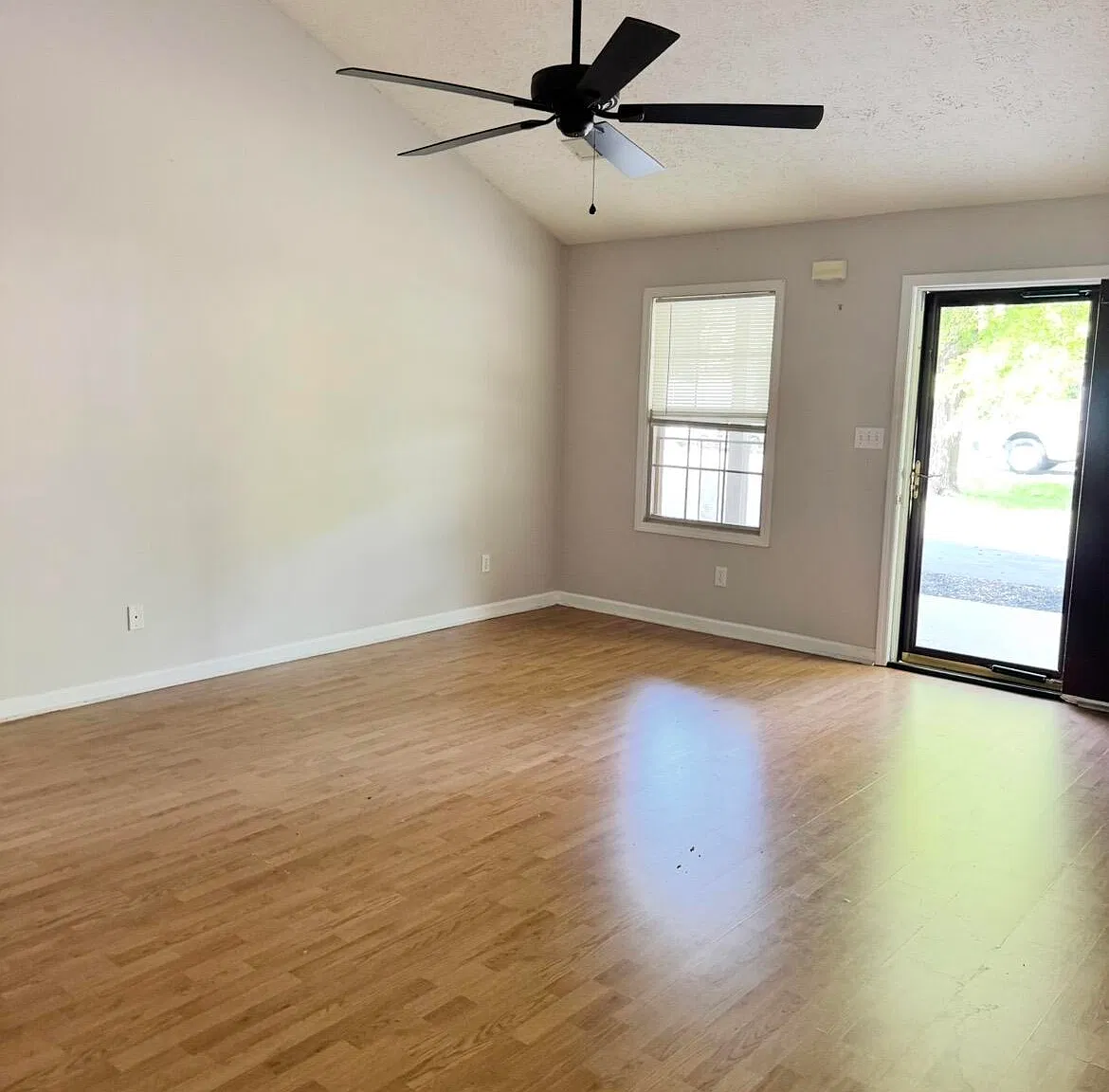 2 bed, 1.0 bath, 1057 sqft, $1,050 — Photo 2