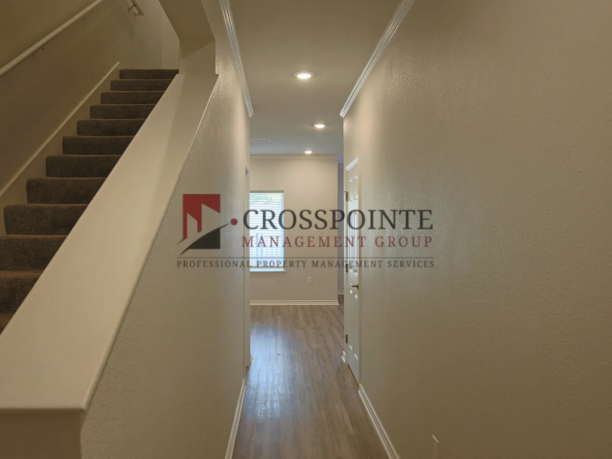 Building Photo - 1927 Lindbergh Dr #301