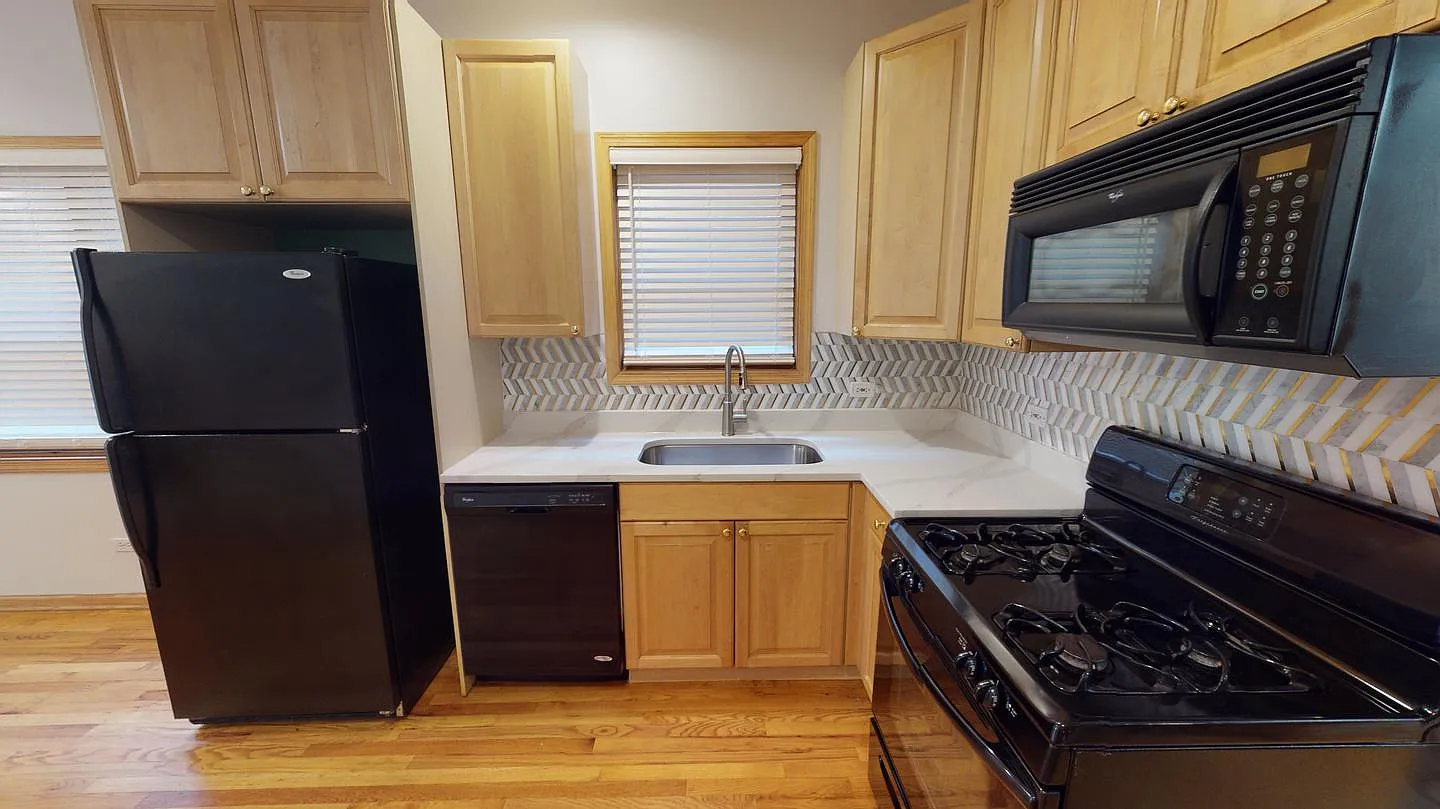 Spacious Noble Square duplex with great private deck — Photo 4