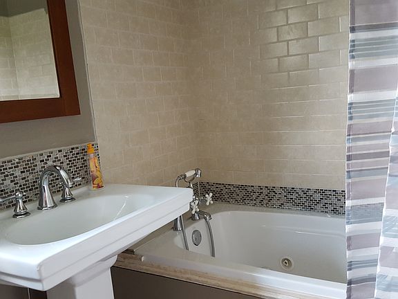 Stylish remolded bath, jet t