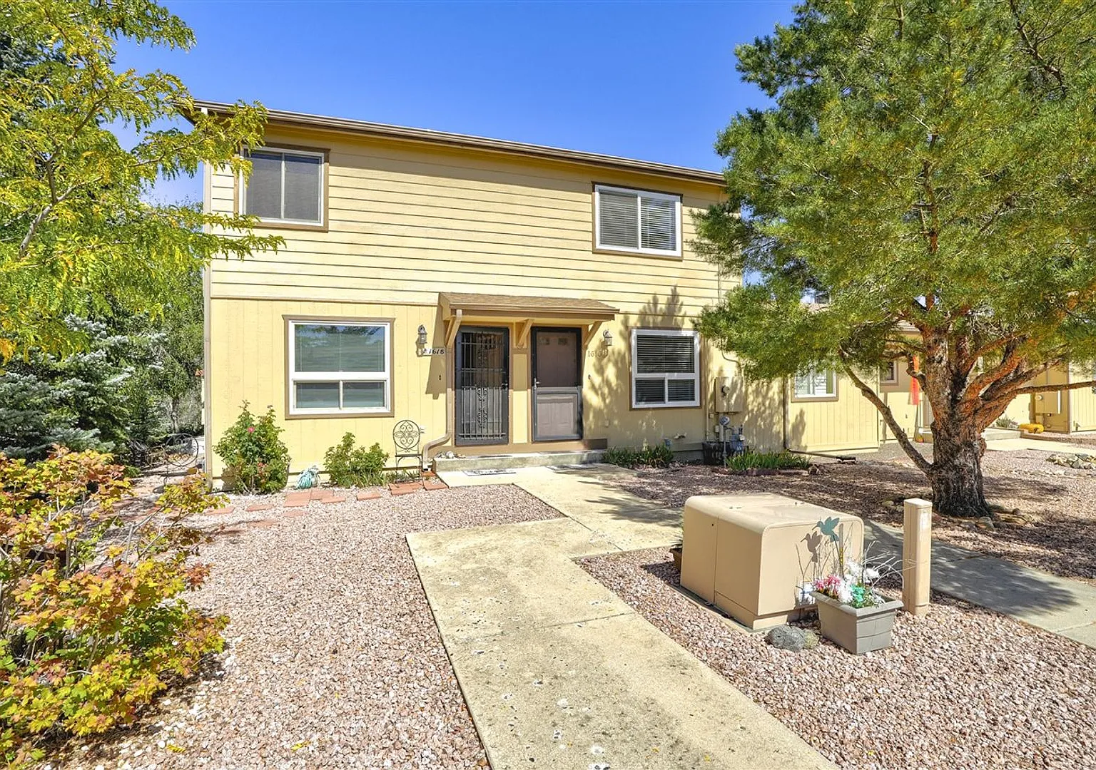2 bedroom, 2 bath townhome in Prescott with new paint and flooring — Photo 1