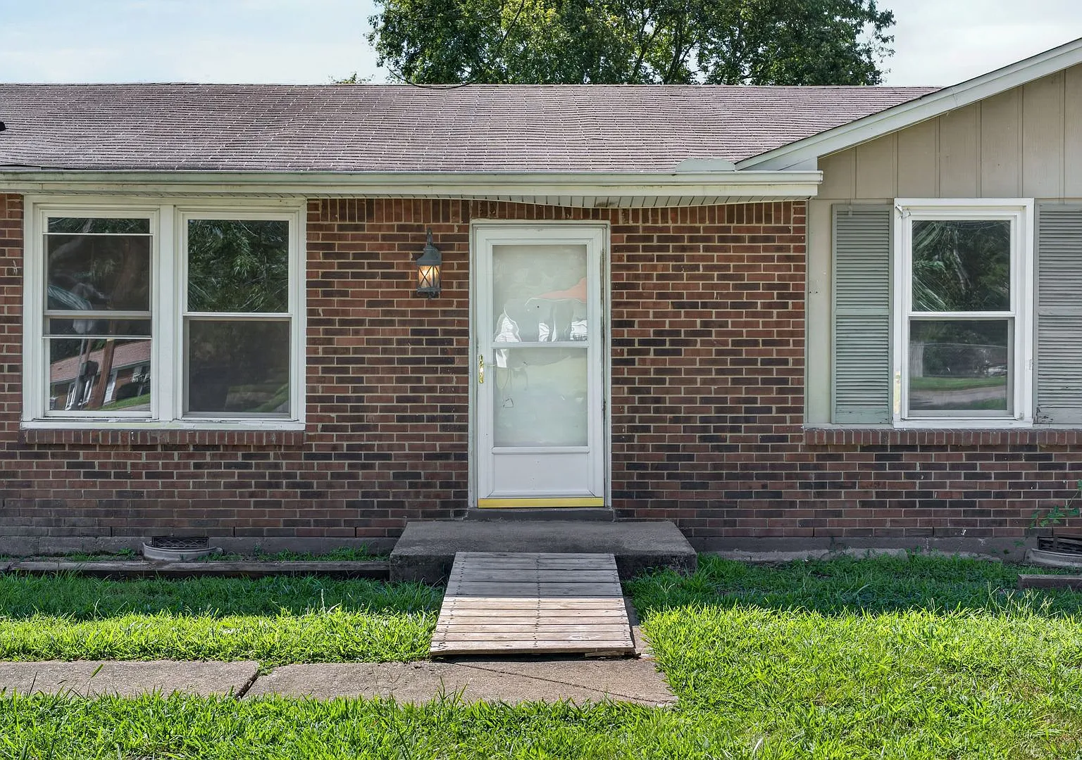 3 Bedroom Pet Friendly Home For Rent Near Post! — Photo 1