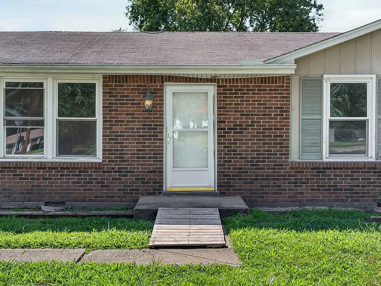 573 Waldorf Dr — Photo 1