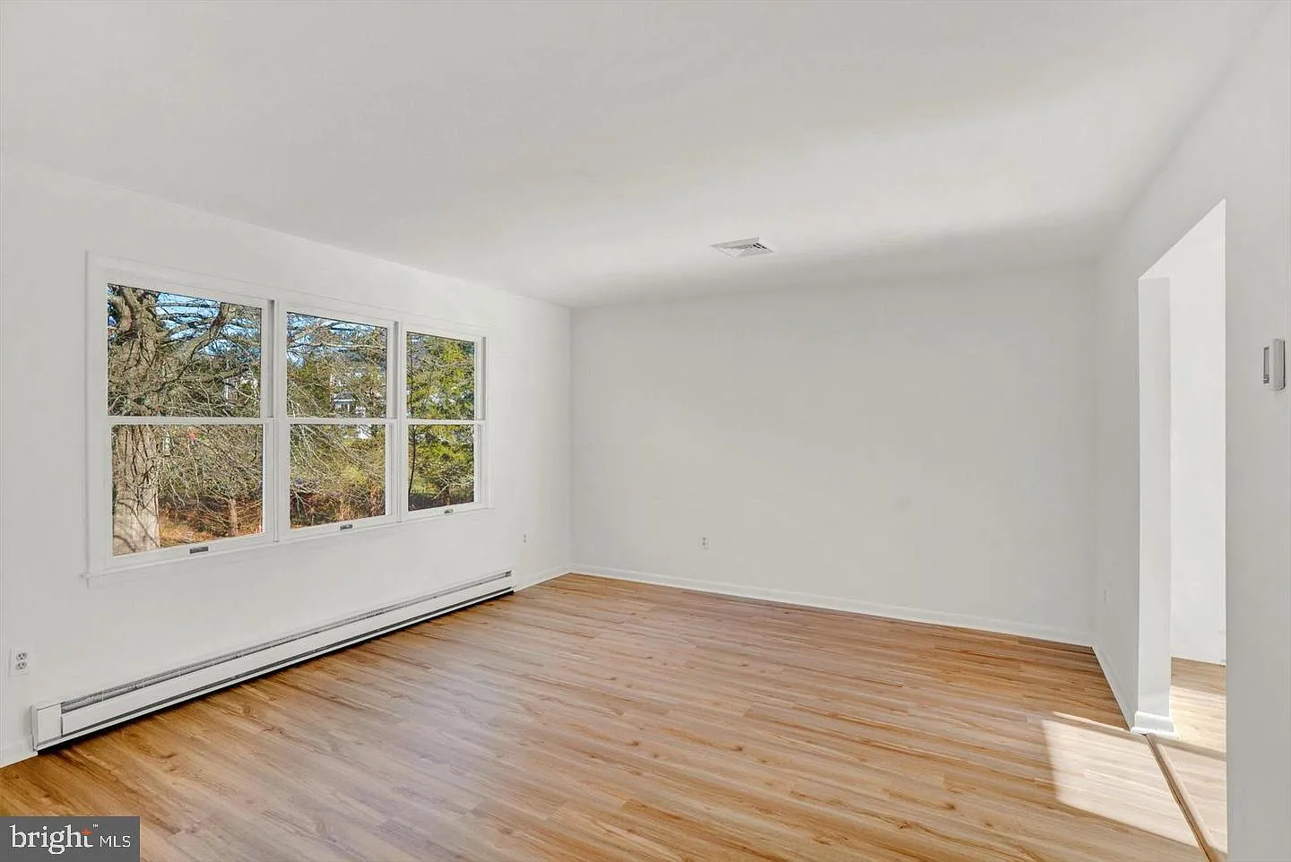 3 bed, 2.0 bath, 2288 sqft, $3,000 — Photo 2