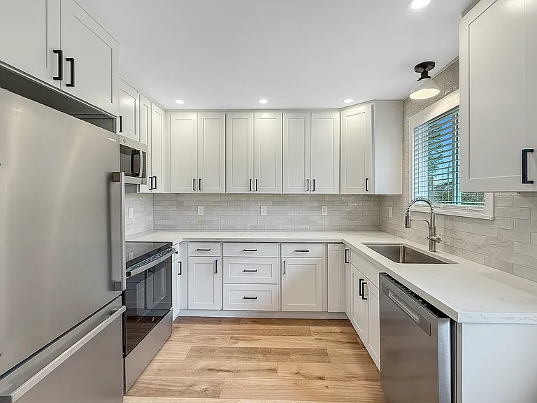 This kitchen has lots of cabinetry, drawers & new appliances!