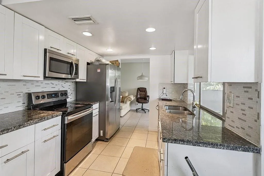 2 bed, 2.0 bath, 1001 sqft, $2,600 — Photo 2